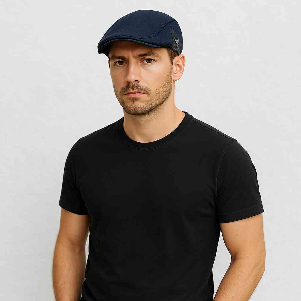 Un homme porte la Casquette Plate Homme Bleu