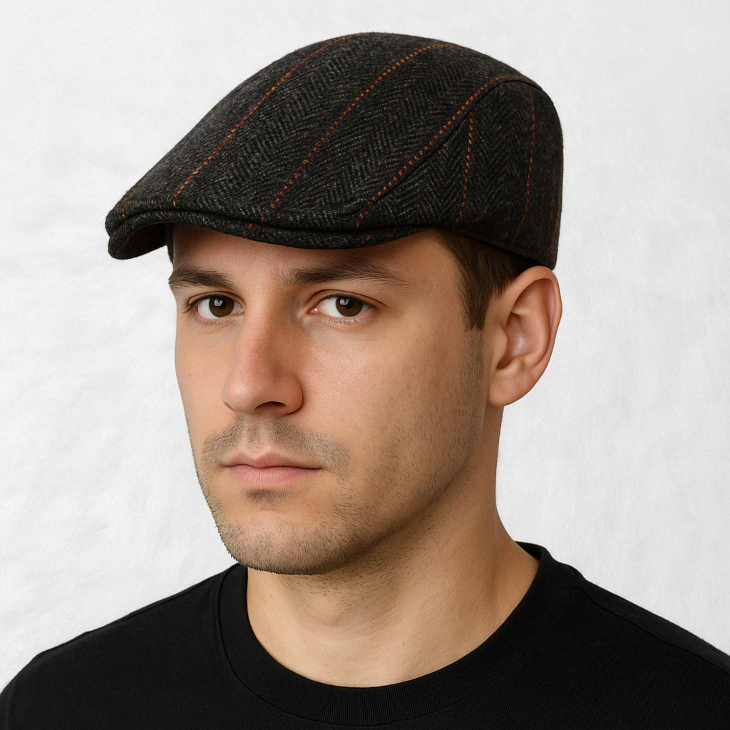 Un homme porte la Casquette Plate Homme Vintage