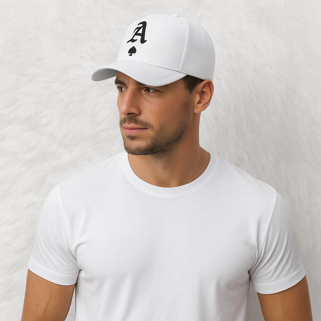 Un homme porte la Casquette Poker AS blanche