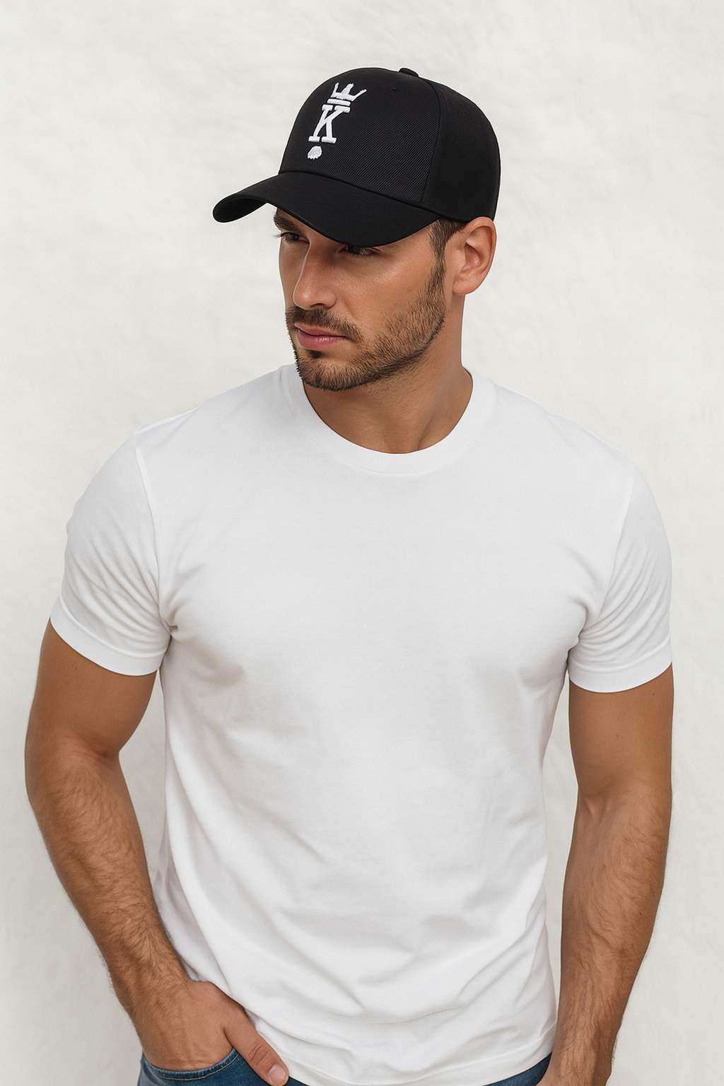 Un homme porte la Casquette Poker King noir