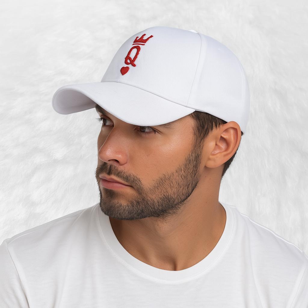 Un homme porte la Casquette Poker Queen