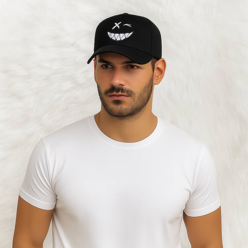 Un homm porte la Casquette Smiley Clin d'Oeil