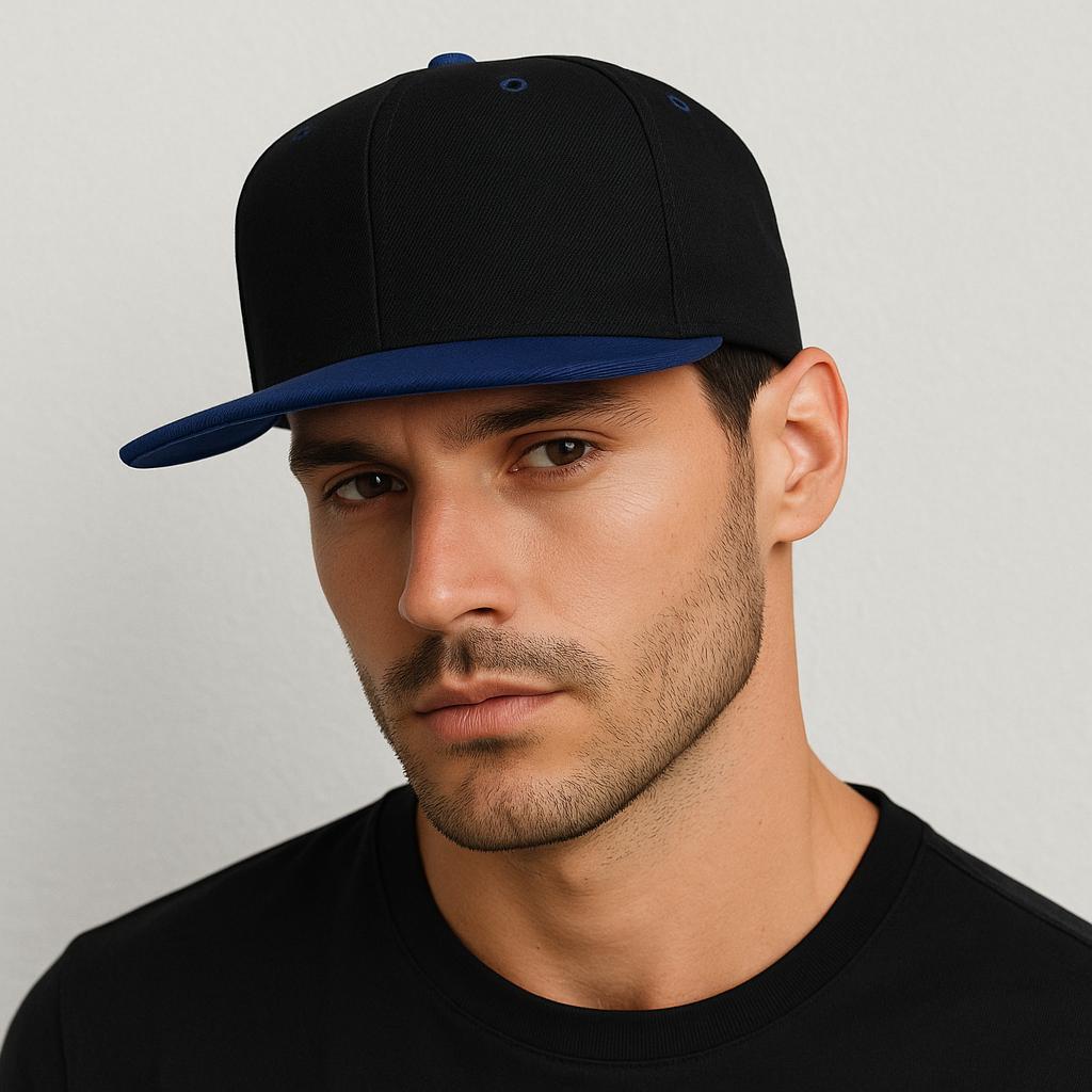 Un homme porte la Casquette Snapback visière plate noir & marine