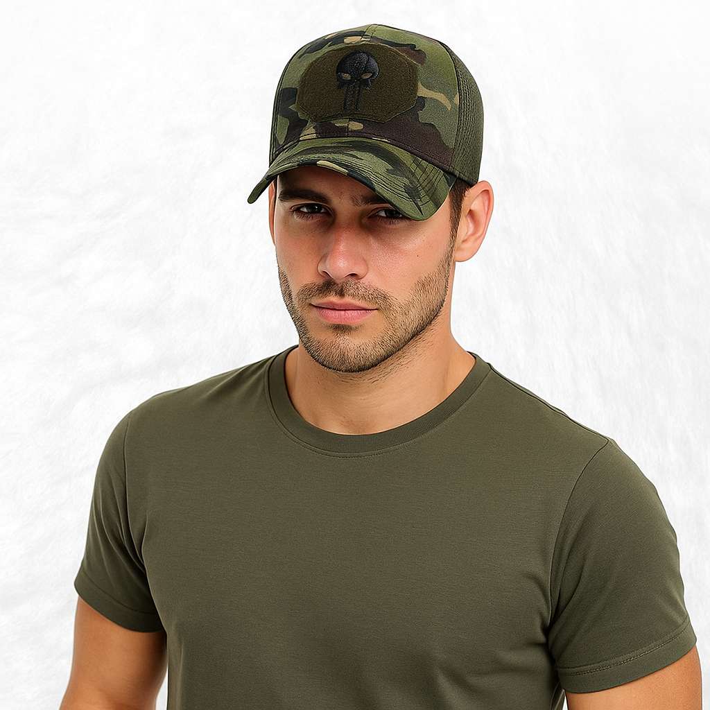 Un homme porte la Casquette Tête de mort Camouflage Foret