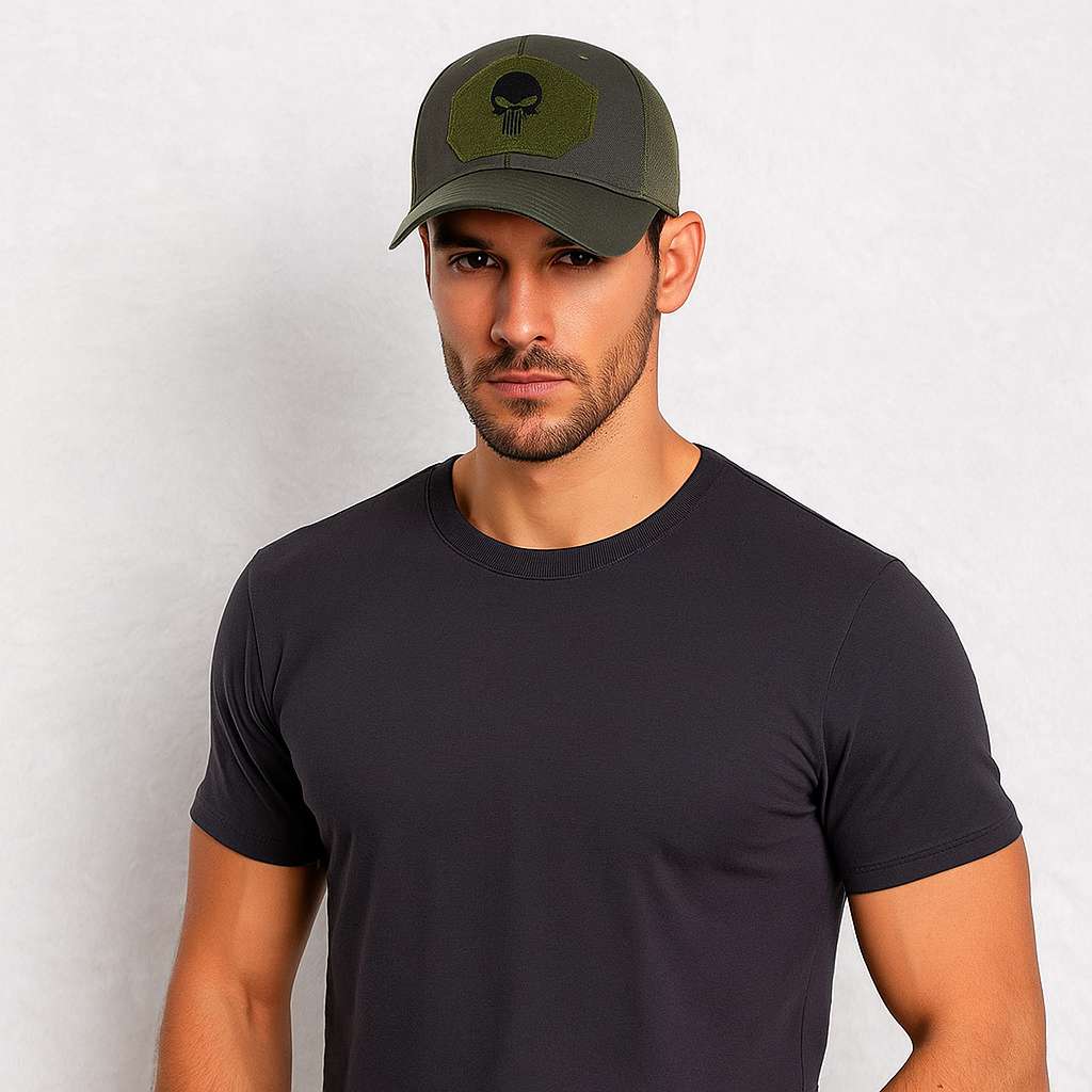 Un homme porte la Casquette Tête de mort Verte