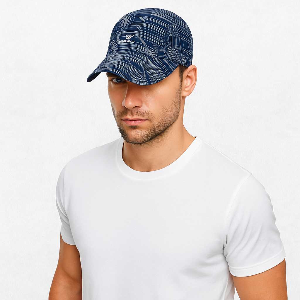 Un homme porte la Casquette Tennis Marine