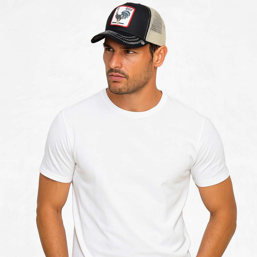 Un homme porte la Casquette Trucker Coq