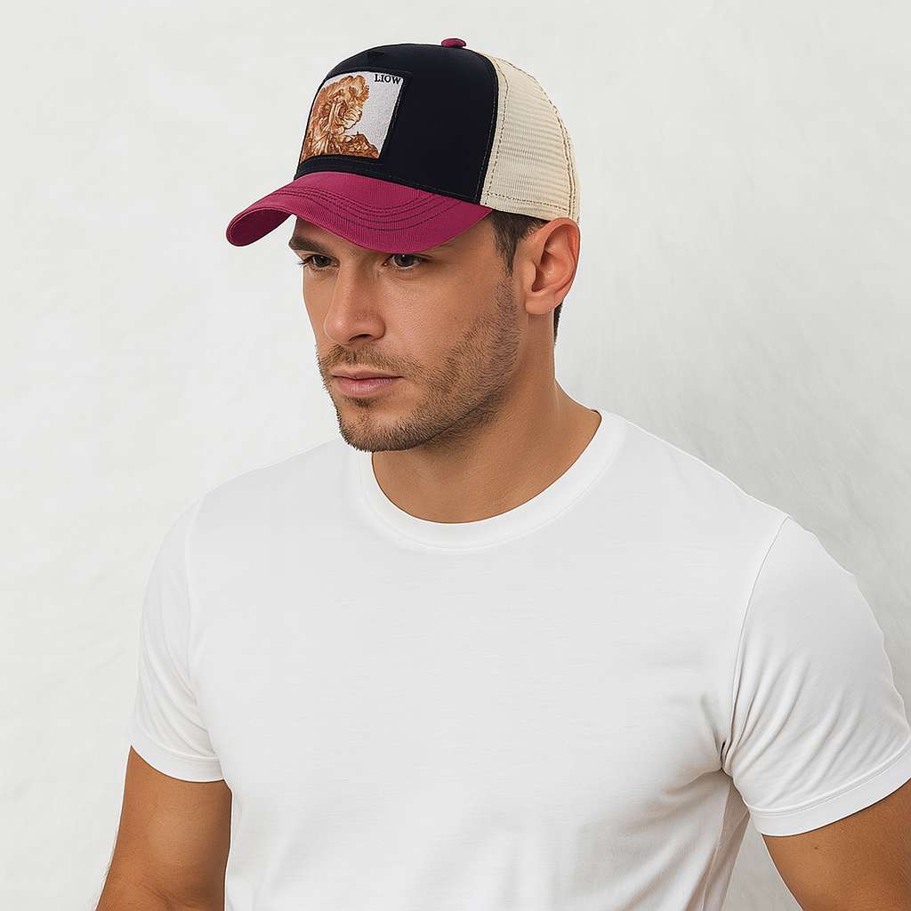 Un homme porte la Casquette Trucker Homme Lion