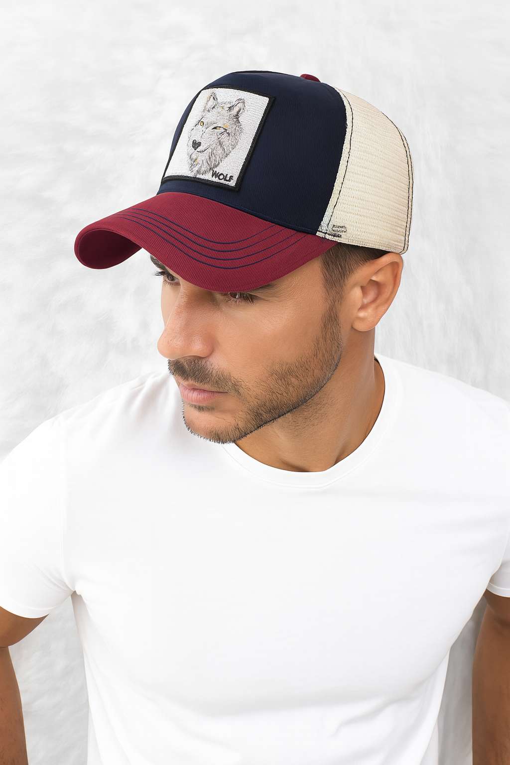 Un homme porte la Casquette Trucker Homme Loup