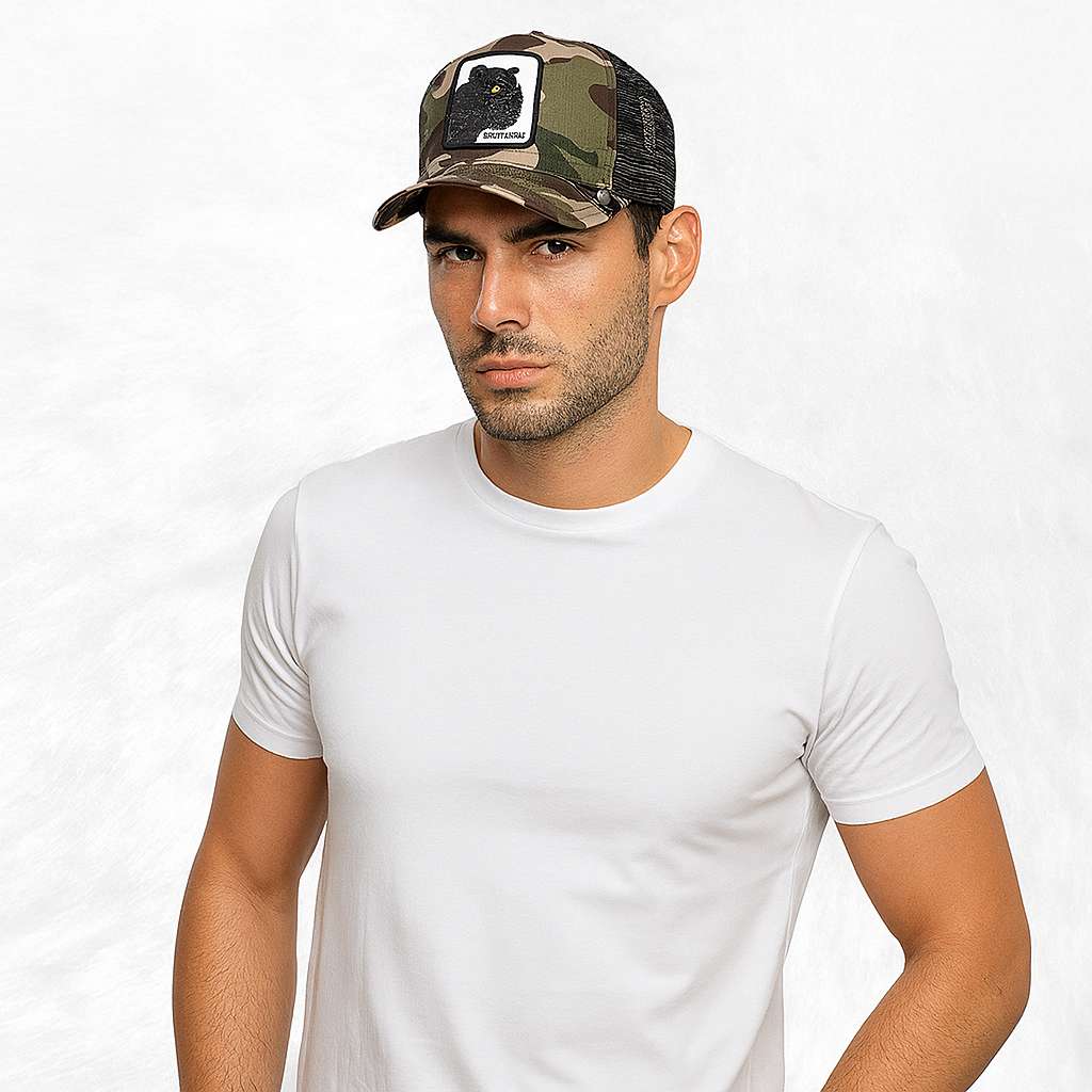 Un homme porte la Casquette Trucker Homme Panthère camouflage