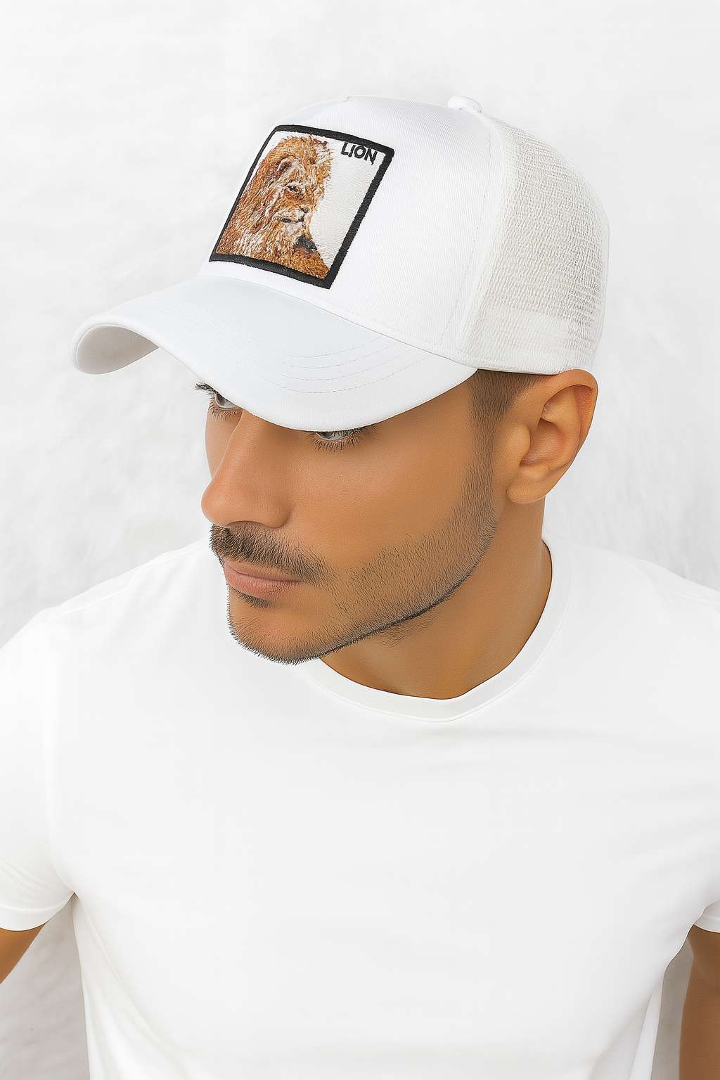 Un homme porte la Casquette Trucker Lion blanche