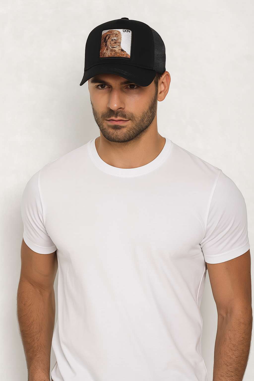 Un homme porte la Casquette Trucker Lion noir