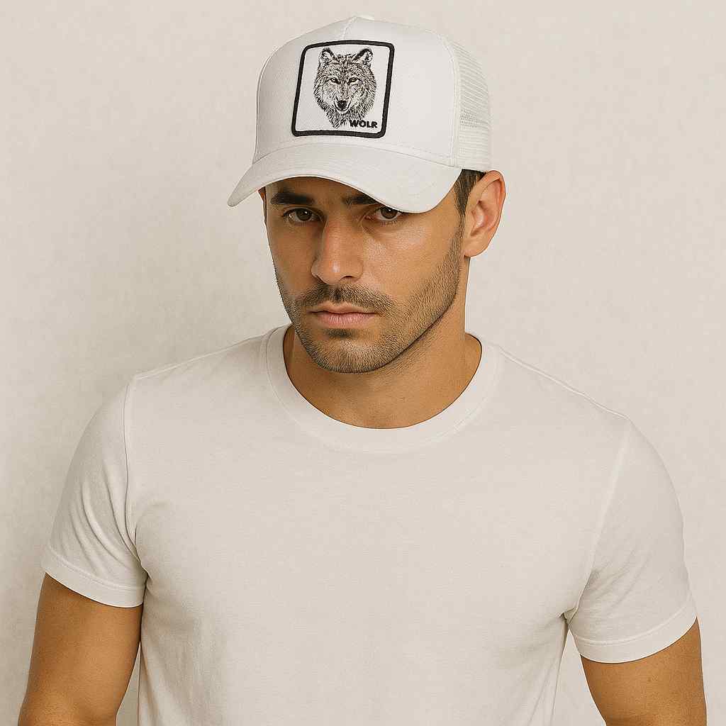 Un homme porte la Casquette Trucker Loup blanche
