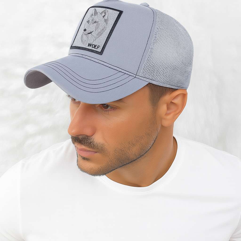 Un homme porte la Casquette Trucker Loup grise
