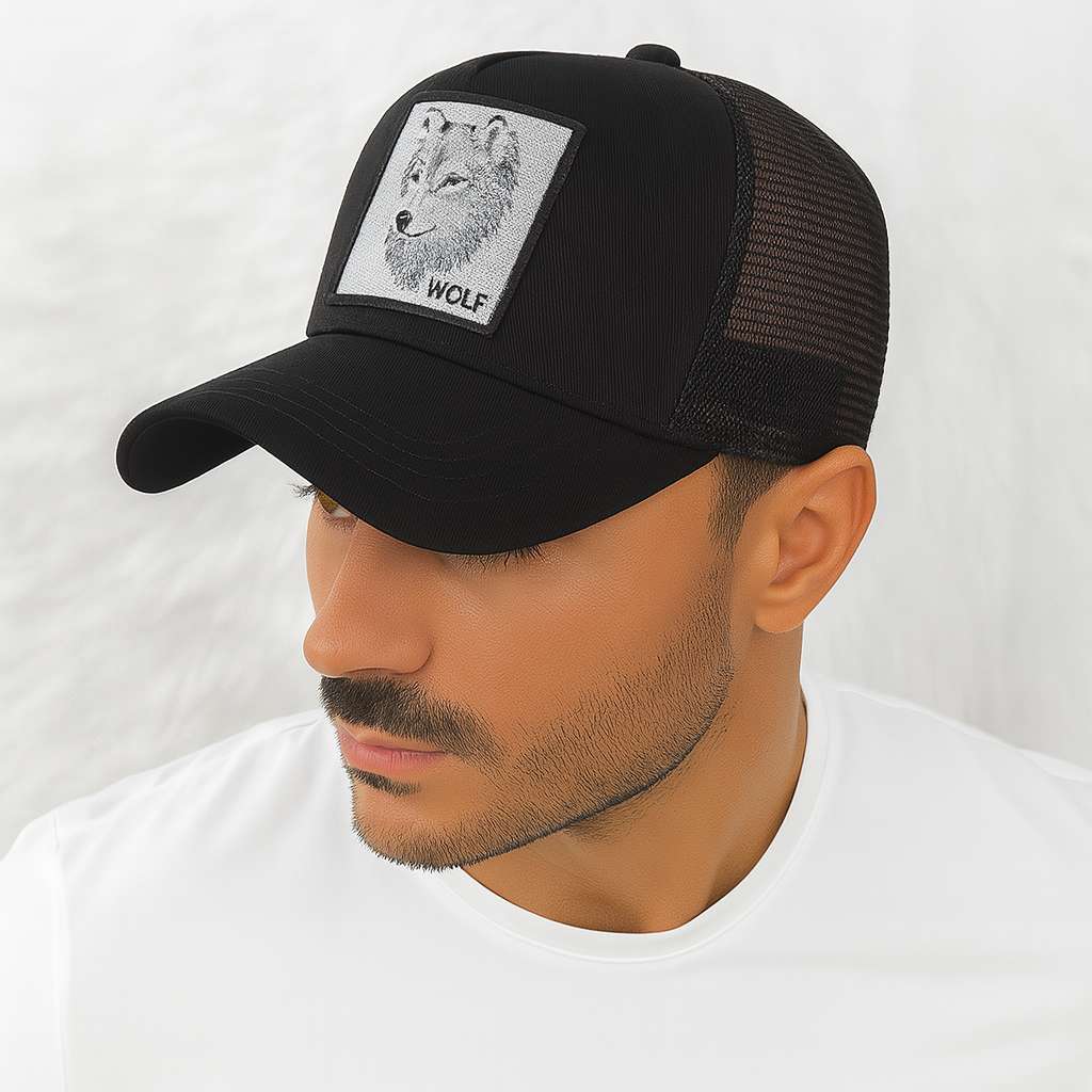 Un homme porte la Casquette Trucker Loup noir