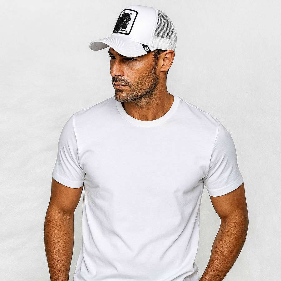 Un homme porte la Casquette Trucker Panthère blanche