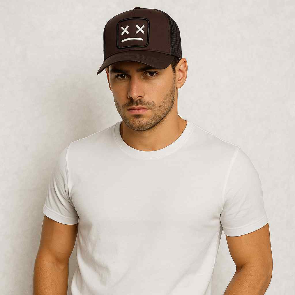 Un homme porte la Casquette Trucker Smiley Marron