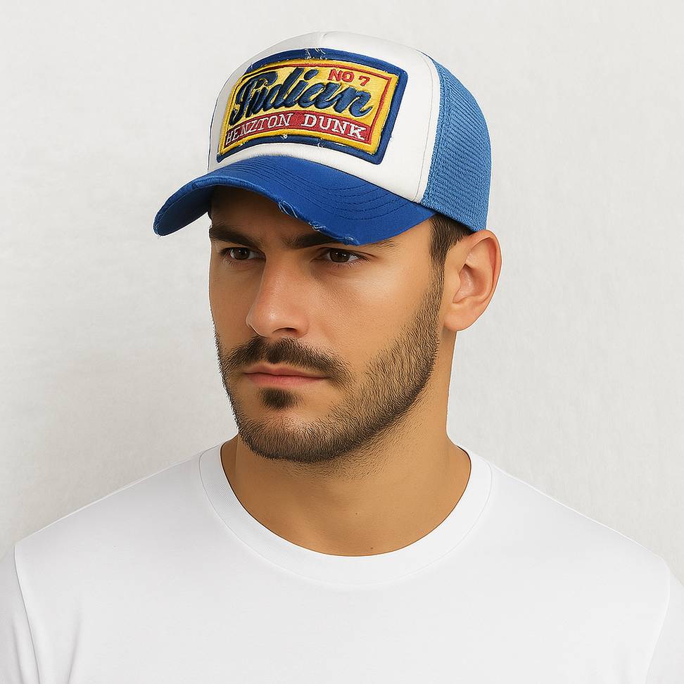Un homme porte la Casquette Trucker Vintage bleu