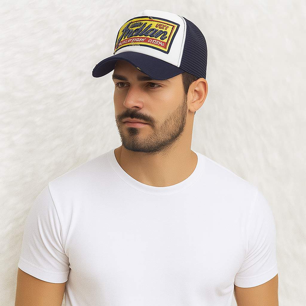 Un homme porte la Casquette Trucker Vintage bleu marine
