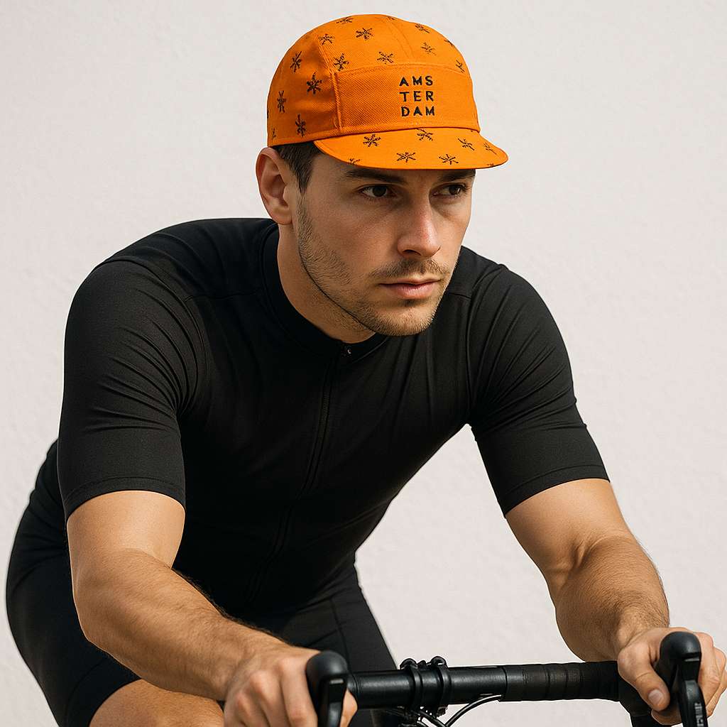 Un homme porte la Casquette Vélo Amsterdam