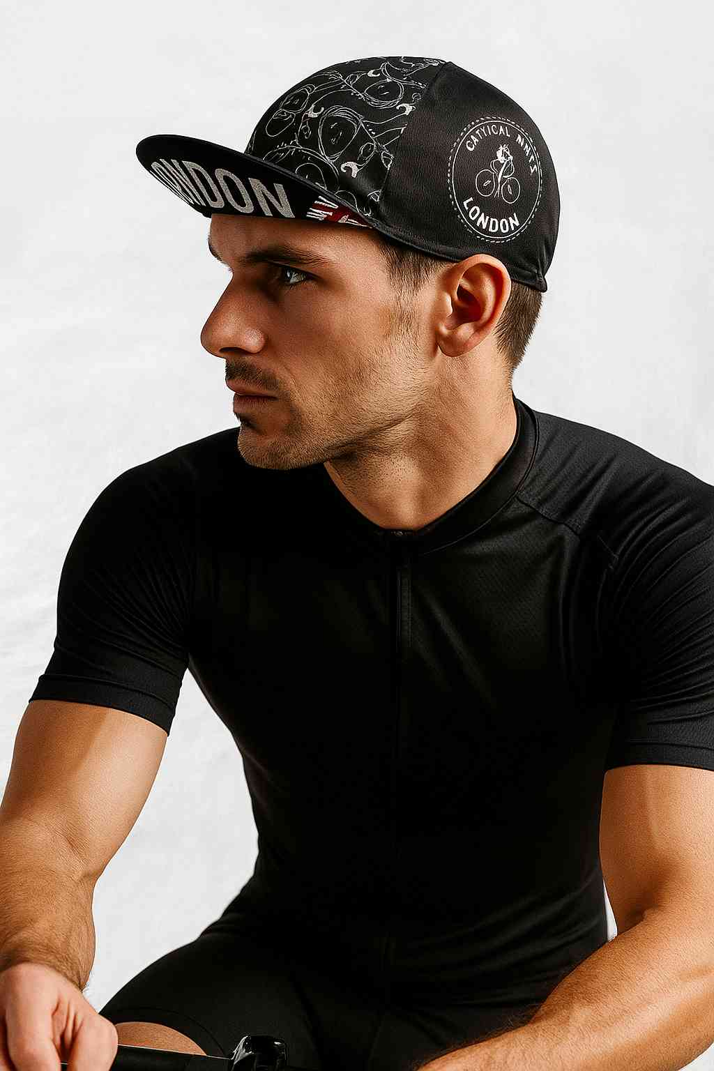 Un homme porte la Casquette Vélo London.