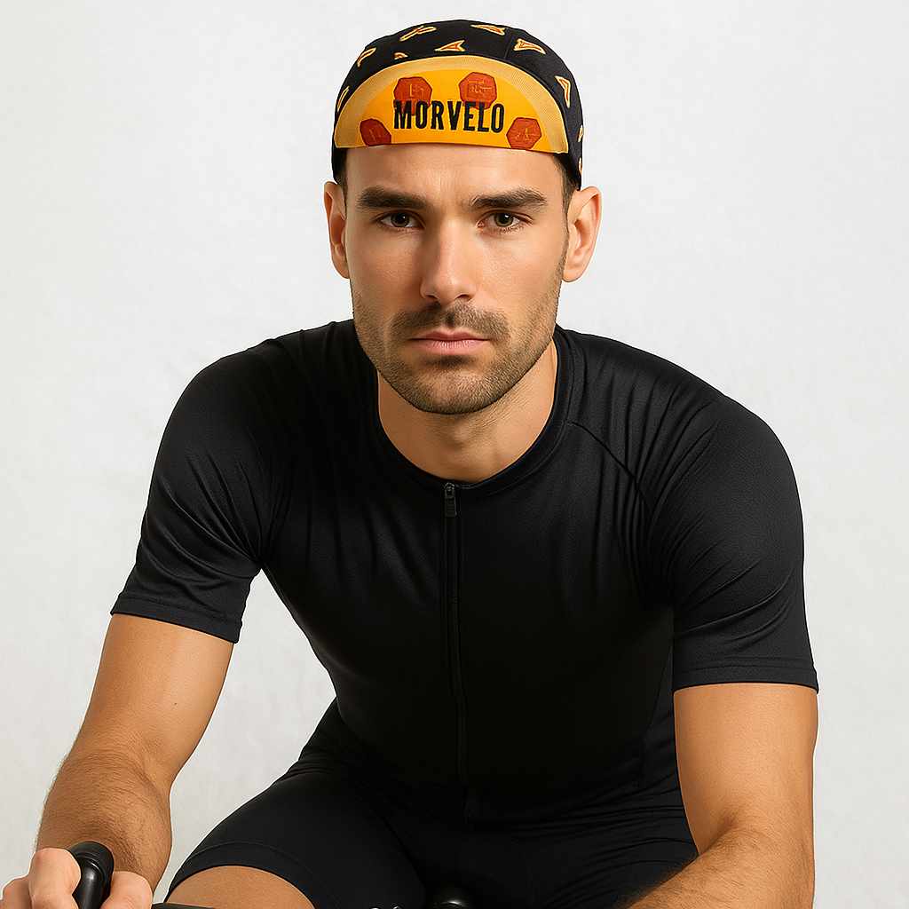 Un homme porte la Casquette Vélo Pizza