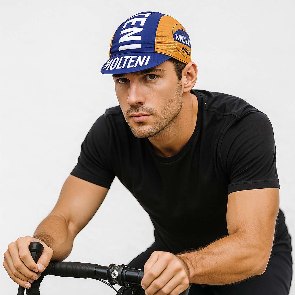 Un homme porte la Casquette Vélo Route Molteni Bleu