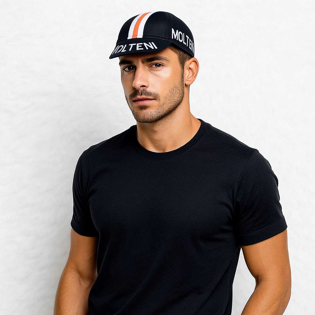 Un homme porte la Casquette Vélo Route Molteni Noir