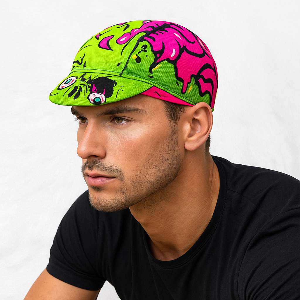 Un homme porte la Casquette Vélo Zombie