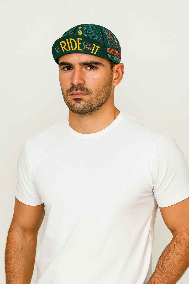 Un homme porte la Casquette Vélo le Bon Vivant