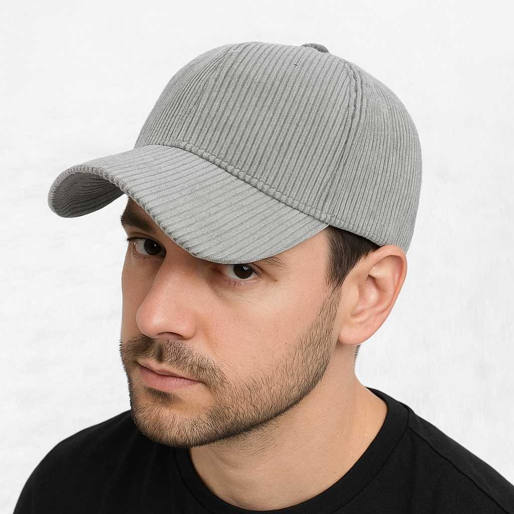 Un homme porte la Casquette Velours Côtelé Gris