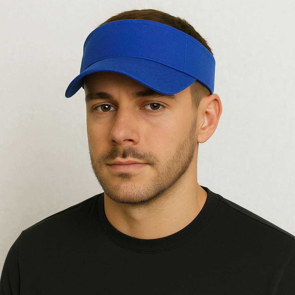 Un homme porte la Casquette Visière Bleu