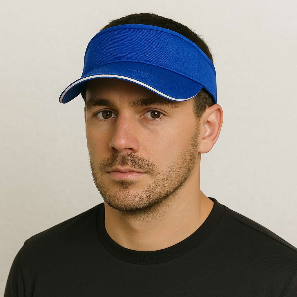 Un homme porte la Casquette Visière Golf Bleu