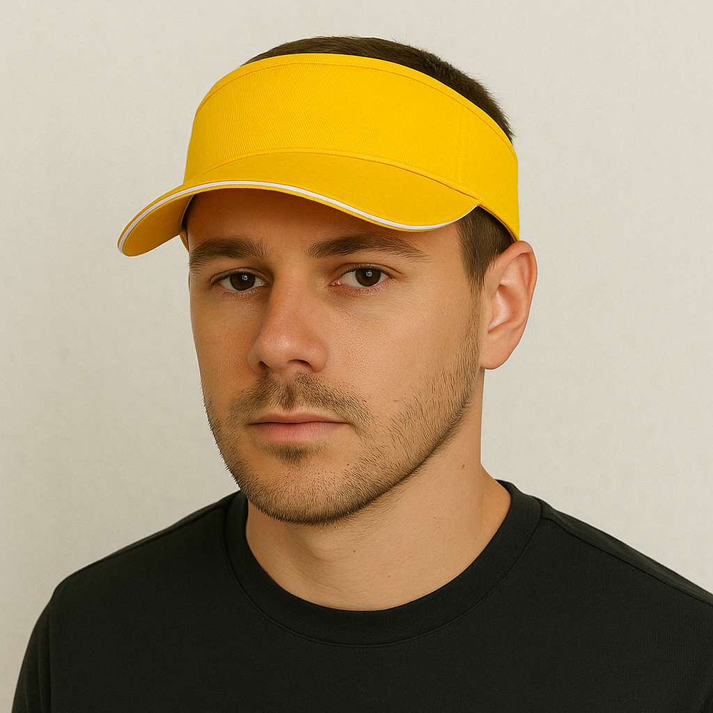 Un homme porte la Casquette Visière Golf Jaune