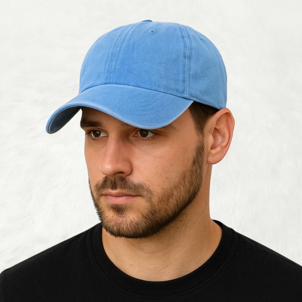 Un homme porte la Casquette Jean Bleu Ciel
