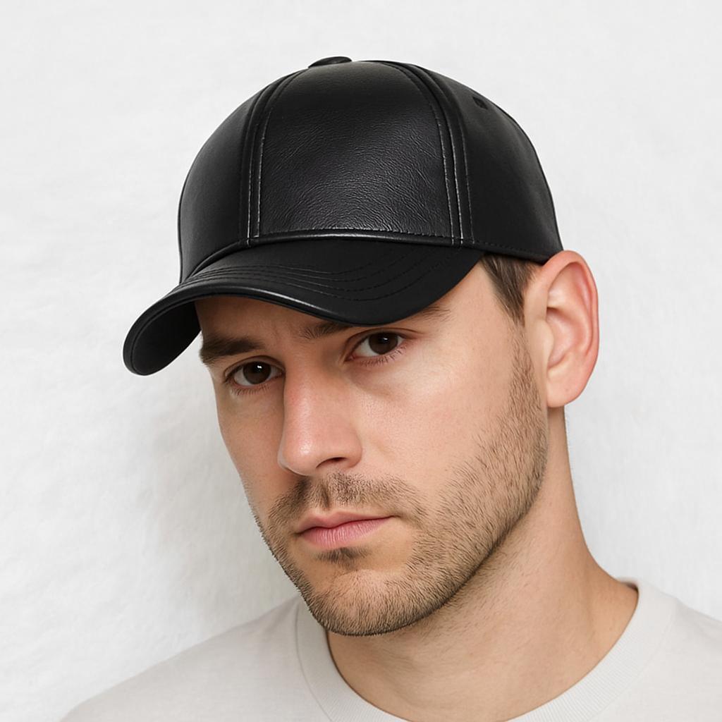Un homme porte Casquette Cuir Végan Noir