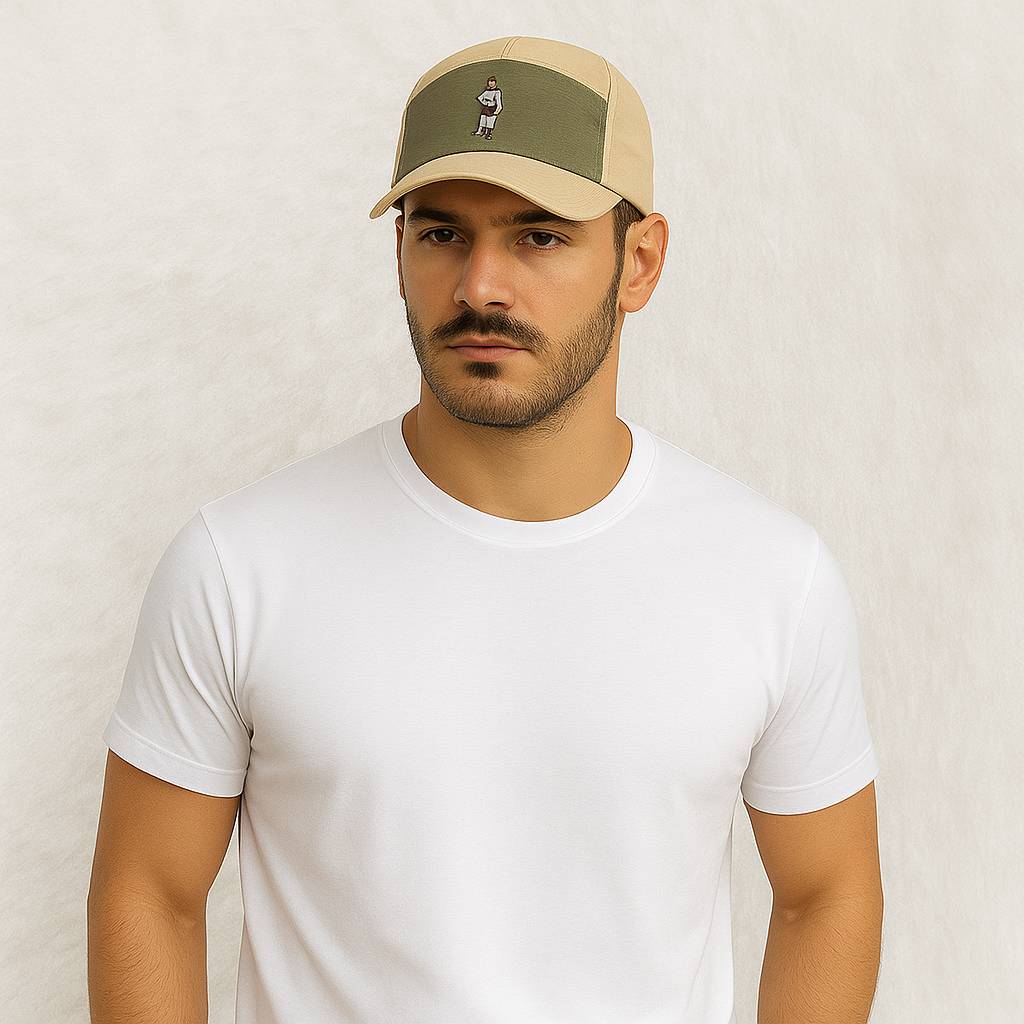 Un homme porte la Casquette Élégante Homme verte