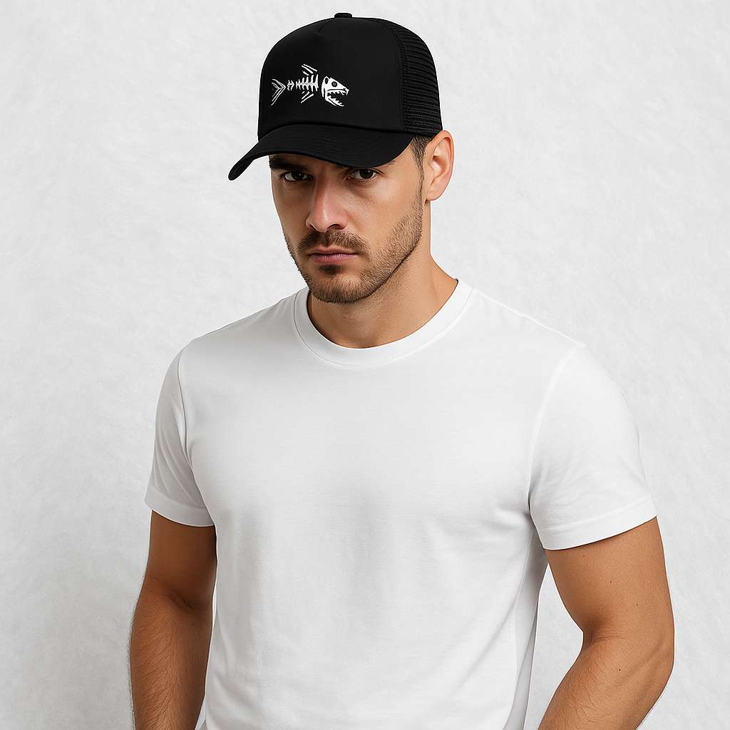 Un homme porte la Casquette pécheur poisson noir