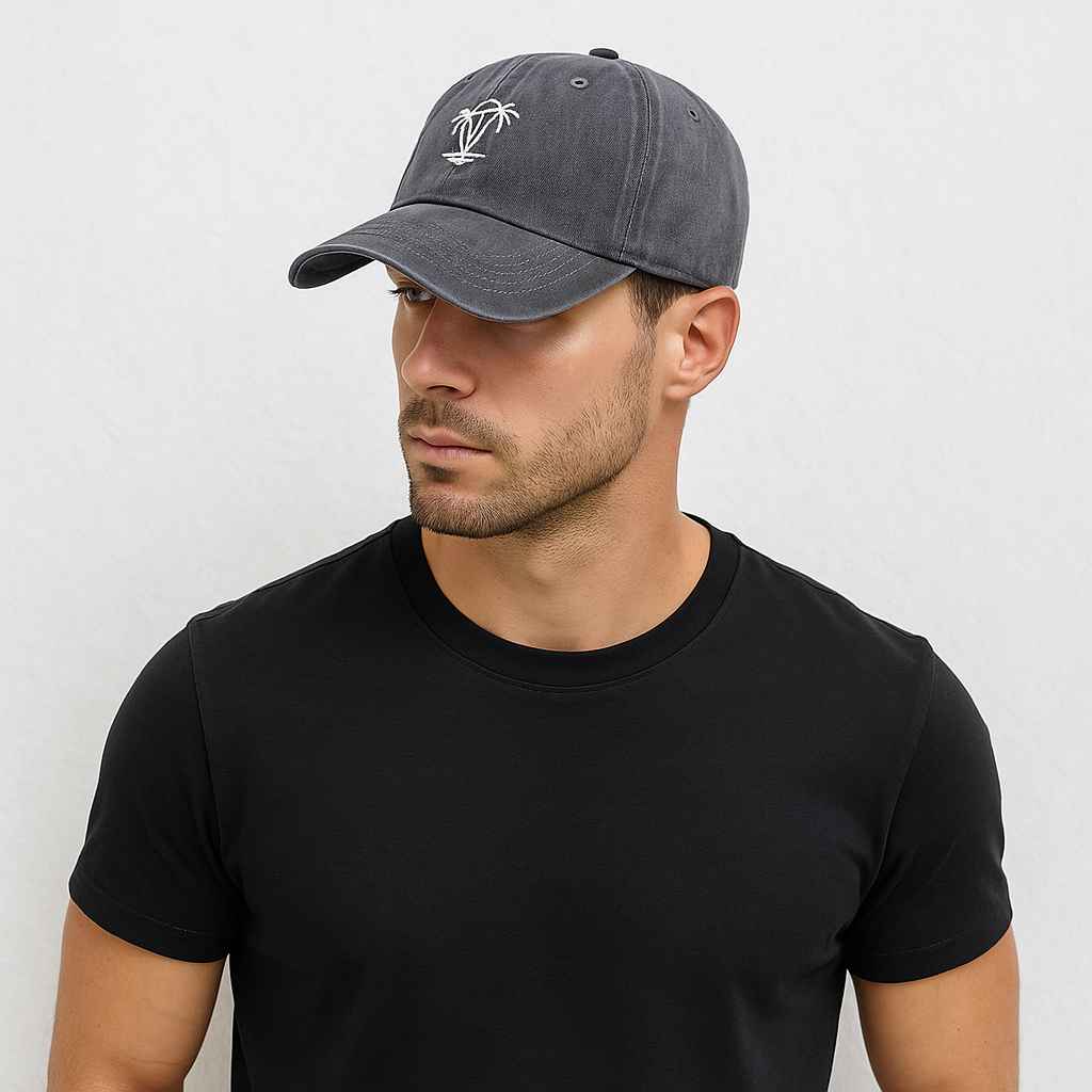 Un homme porte la Casquette Été Palmier Grise