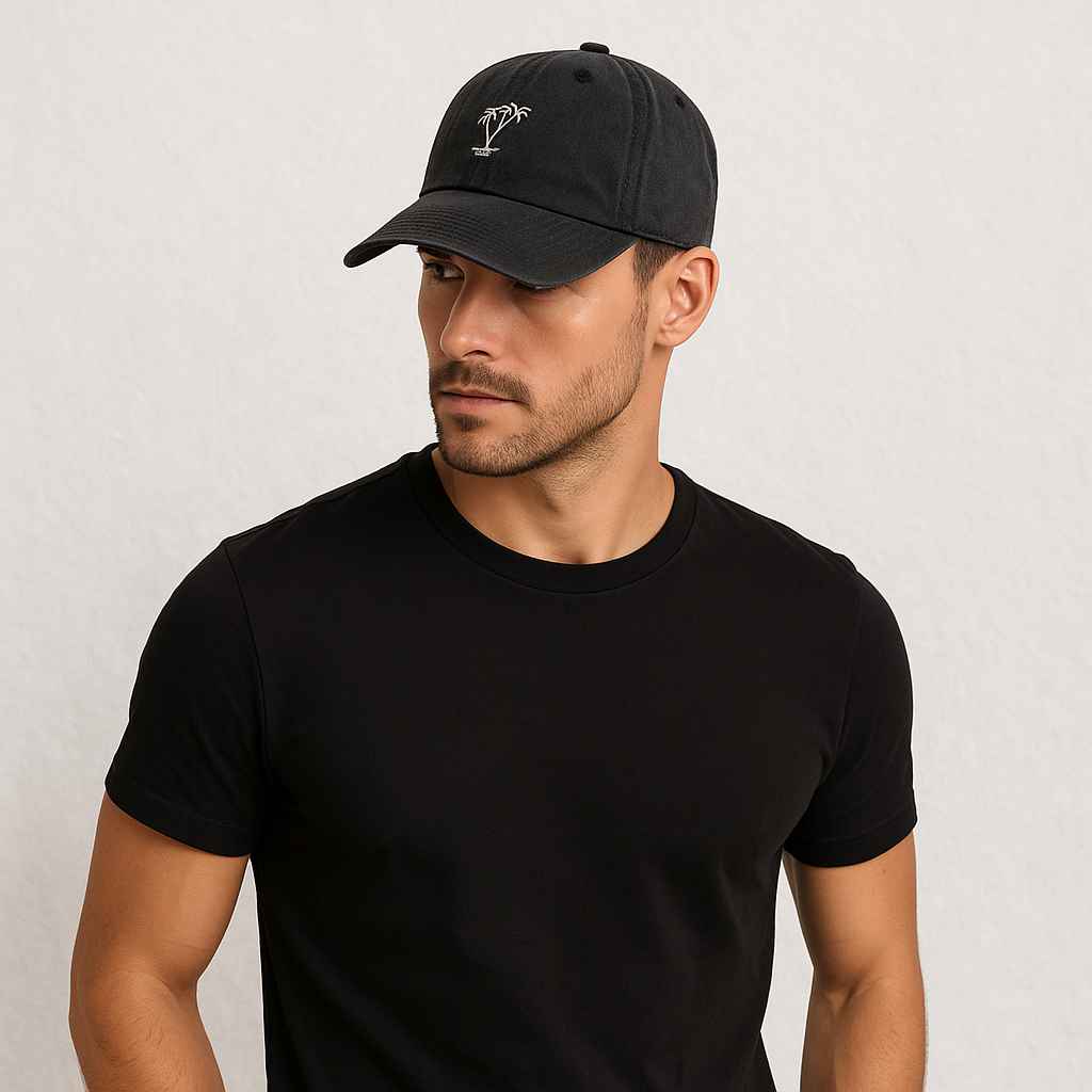 Un homme porte la Casquette Été Palmier Noir