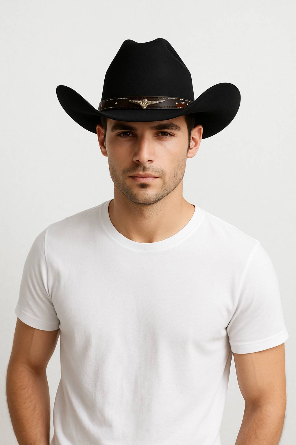 Un homme porte le Chapeau Cowboy Authentique noir