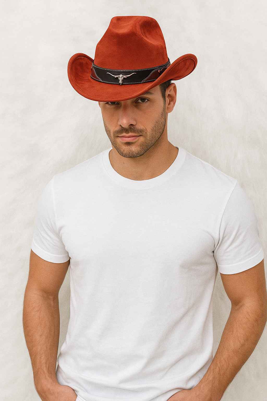 Un homme porte le Chapeau Cowboy Authentique rouge