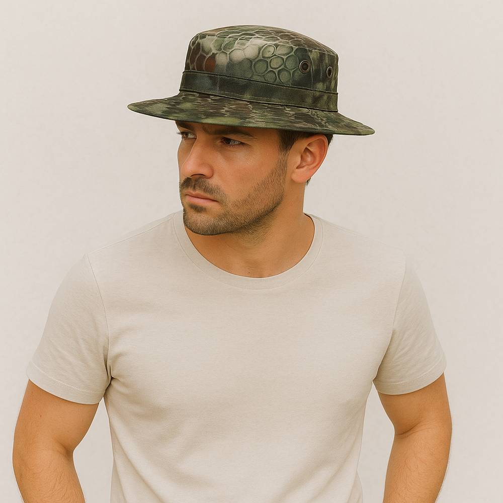 Un homme porte le Chapeau Militaire Crocodile