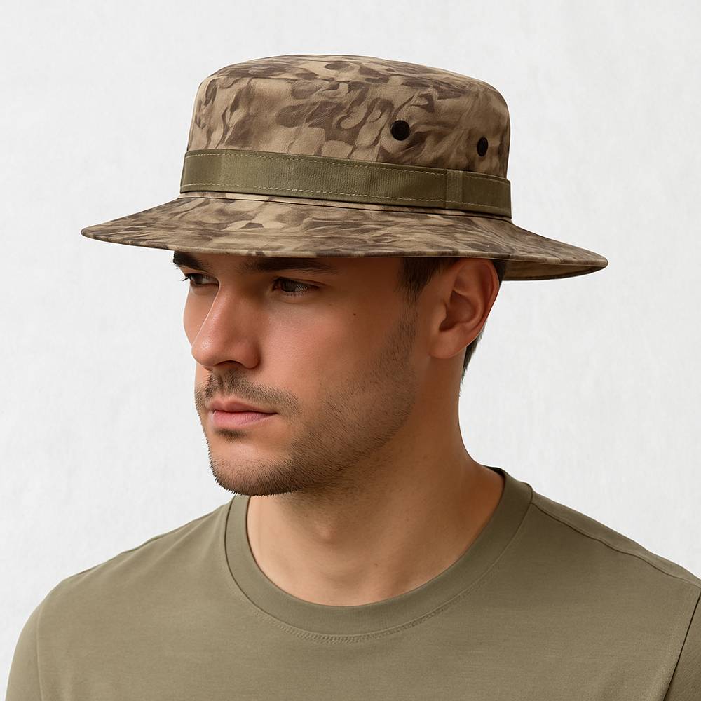Un homme porte le Chapeau Militaire Crocodile Beige