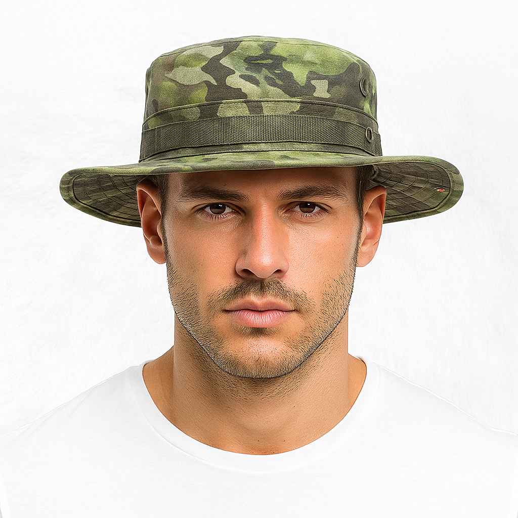 Un homme porte le Chapeau Militaire Foret