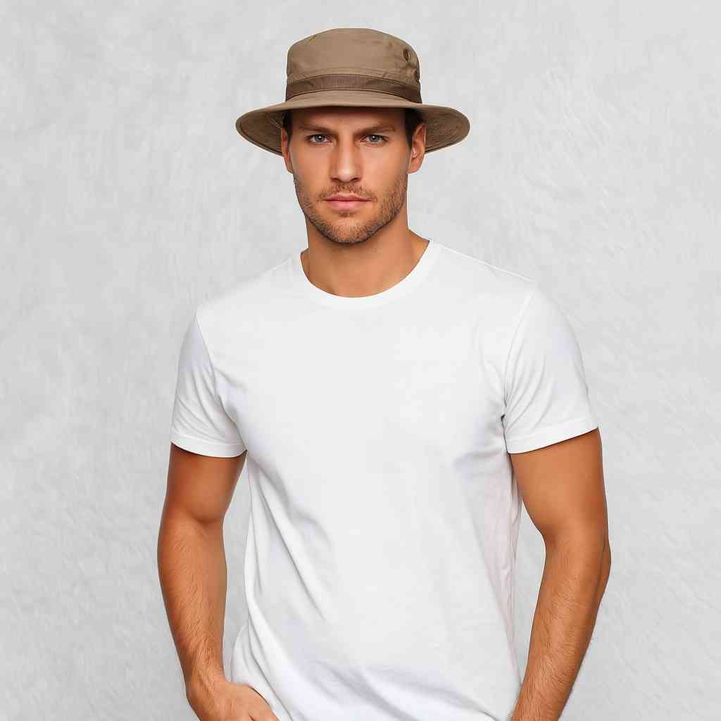 Un homme porte le Chapeau Militaire Marron