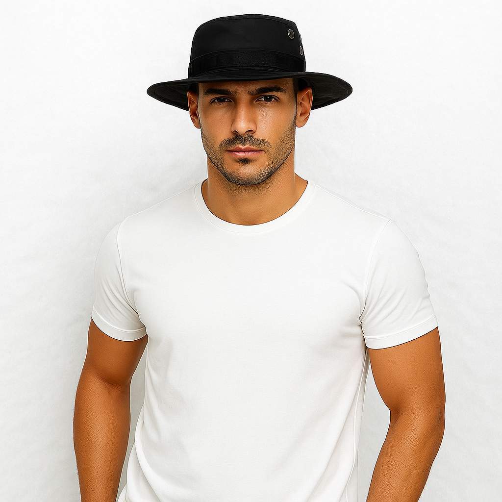 Un homme porte le Chapeau Militaire Noir