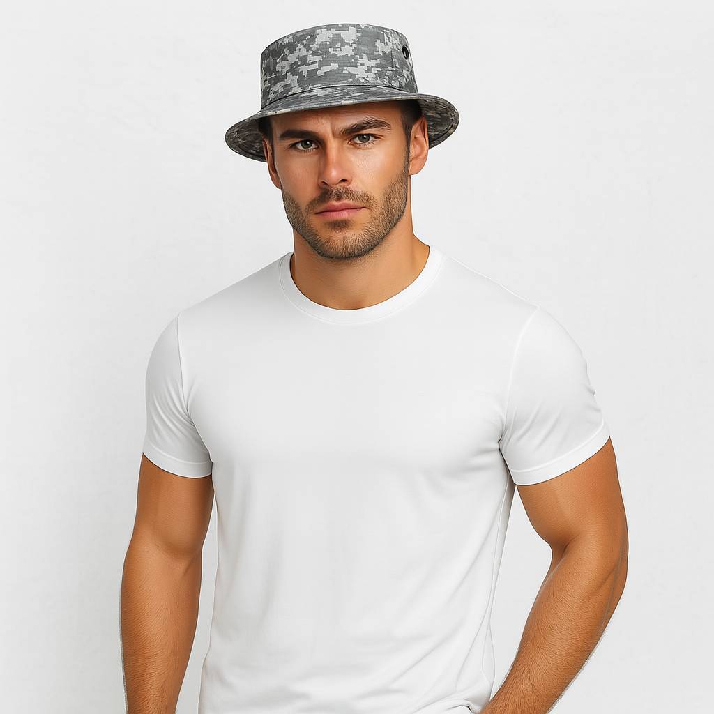 Un homme porte le Chapeau Militaire Pixel Gris