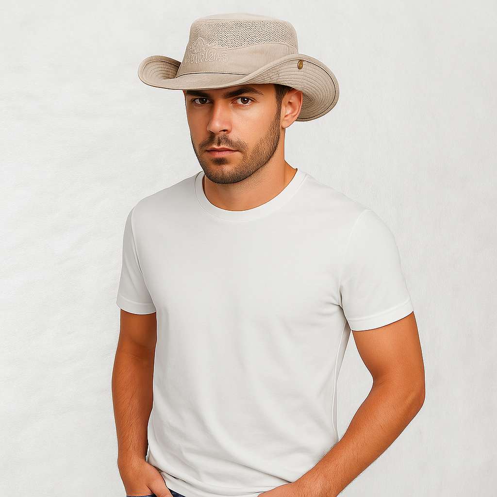 Un homme porte le Chapeau Randonnée Homme beige