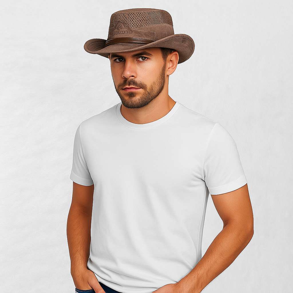 Un homme porte le Chapeau Randonnée Homme marron